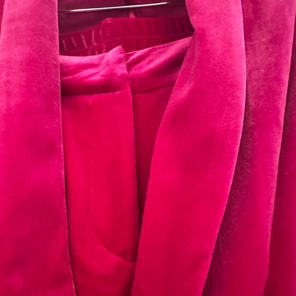 🩷Valentines Day❤️Pink velvet pant suit size medium. Skies are blue. - Picture 4 of 16